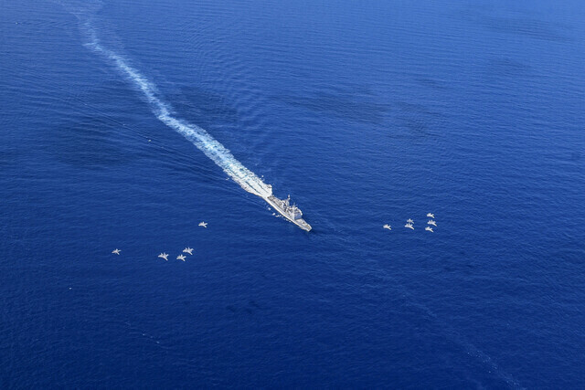 미 해군 유도미사일 구축함 유에스에스 벙커힐이 ‘항행의 자유’ 작전 일환으로 지난해 4월 말레이시아 공군 전투기와 함께 중국이 영유권을 주장하고 있는 남중국해 해상에서 합동훈련을 벌이고 있다. 미 해군 제공