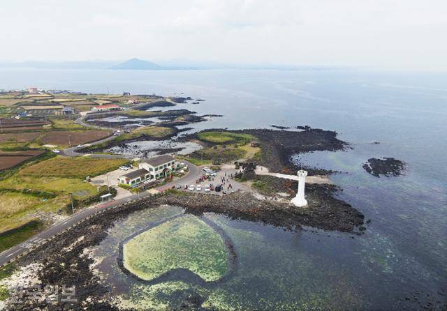 우도 북측 망루 등대 옆 바다에 하트 모양으로 원담을 쌓아 놓았다.