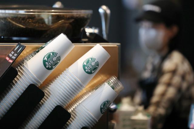 6일 오전 서울 시내 한 프랜차이즈 커피 전문점에 일회용 컵이 놓여 있다. 뉴시스