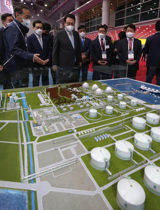 윤석열 대통령이 지난 24일 대구 엑스코(EXCO)에서 열린 2022 세계가스총회 개회식에 참석한 뒤 한국가스공사 부스에서 LNG 저장탱크 모형을 살펴보고 있다. 대구=뉴스1