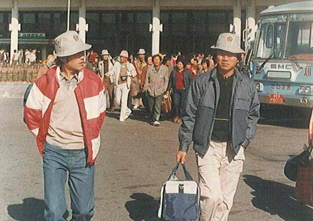 문재인(왼쪽) 전 대통령과 고 노무현 전 대통령이 부산에서 합동법률사무소 변호사로 함께 일할 당시 사무실 직원들과 함께 야유회를 떠나고 있다. 문재인 대선 캠프