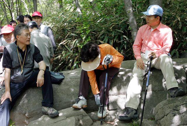 고 노무현 전 대통령이 2007년 5·18민주화운동 기념식을 마친 다음 날 무등산 등산 도중 휴식을 취하며 당시 문재인 비서실장과 대화하는 모습. 사진가 장철영 제공