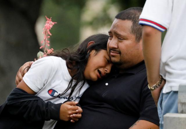 총기난사 사건으로 어린이 19명이 희생된 미국 텍사스주 유밸디 롭초등학교 밖에서 24일 학부모들이 오열하고 있다. 유밸디=로이터 연합뉴스