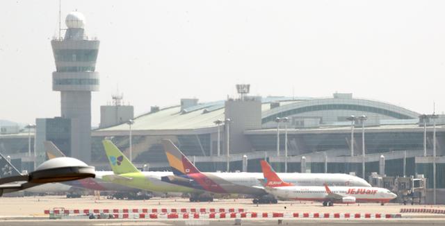 지난 17일 인천국제공항 계류장에 제주항공 여객기 모습이 보이고 있다. 뉴스1