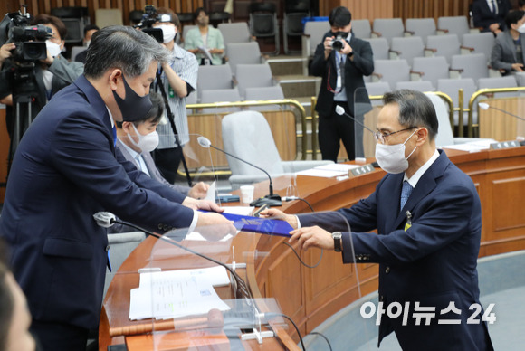 김규현 국가정보원장 후보자가 25일 오전 서울 여의도 국회에서 열린 인사청문회에 출석해 김경협 국회 정보위원장에게 선서문을 제출하고 있다. [사진=김성진 기자]