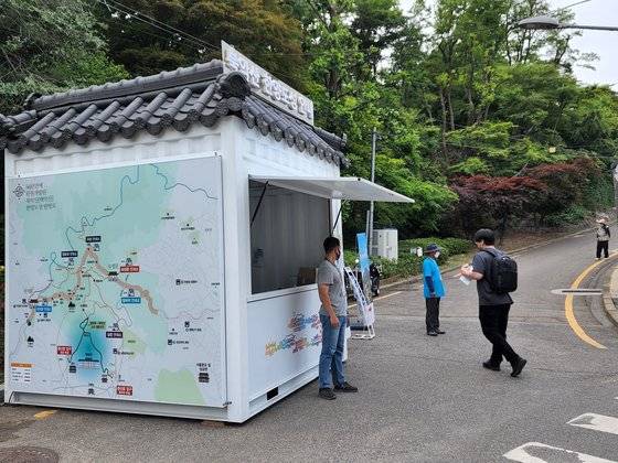 청와대가 일반 시민에 개방되면서 함께 개방된 북악산 한양도성 탐방로의 춘추관 뒷길 쪽 입구. 등산로는 왕래가 자유로워졌지만, 이곳에서 불과 100m가량 떨어진 해방정국 정치인 우사 김규식의 사저 '삼청장'은 여전히 일반 시민의 접근 및 사진 촬영이 통제되고 있다. 남수현 기자