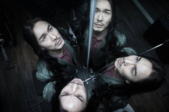 16일 광진구 자양동 연습실에서 인터뷰 후 포즈를 취한 가수 정홍일. 사진 기자가 "사진 찍는 사람들은 다 좋아할 얼굴"이라며 칭찬했지만, 그는 "모델, 배우 제안은 한 번도 받아본 적도 없고 생각해본 적도 없다"고 했다. 40대에 처음 카메라 앞에 선 그는 "플래시 터지는 일도 별일 아니다, 라고 스스로 계속 세뇌하며 편하게 생각하려고 한다"고 말했다. 권혁재 사진전문기자