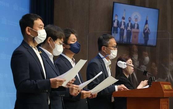 박주민 의원 등 더불어민주당 소속 국회 법제사법위원회 위원들이 25일 오전 서울 여의도 국회 소통관 기자회견장에서 '윤석열 정부의 검찰 국정장악시도 중단 촉구 기자회견'을 하고 있다. 연합뉴스