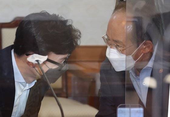 추경호 부총리 겸 기획재정부 장관과 한동훈 법무부 장관이 24일 정부서울청사에서 열린 규제혁신 장관회의에 참석해 인사하고 있다. 연합뉴스