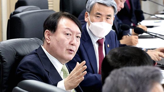 윤석열 대통령은 25일 오전 용산 대통령실 청사에서 북한의 ICBM 발사와 관련한 국가안전보장회의(NSC)를 주재하고 있다. [대통령실 제공]