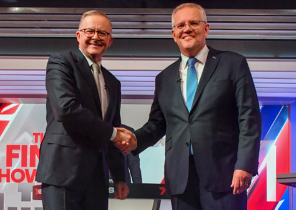 총선 결과 정권을 주고 받은 앨버니지 신임 총리(왼쪽)과 모리슨 전 총리 (사진:연합뉴스)