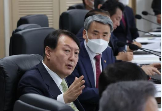 President Yoon Suk-yeol presides over a National Security Council (NSC) meeting at the presidential office in Yongsan on the morning of May 25. The meeting took place after North Korea launched ballistic missiles and was the first NSC meeting that President Yoon personally presided over. Courtesy of the Office of the 20th President