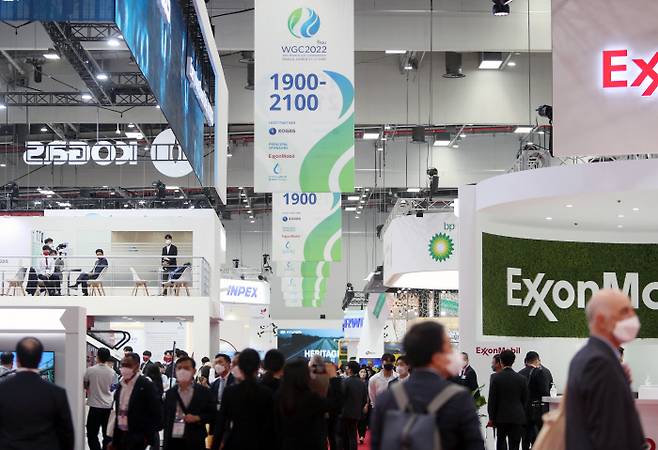 2022 세계가스총회가 열리고 있는 대구 엑스코(EXCO)가 25일 총회 참가자들과 방문객들로 붐비고 있다. 연합뉴스