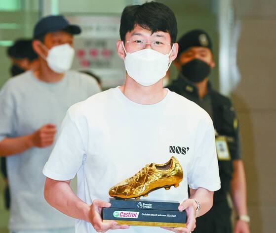 Son Heung-min arrives at Incheon International Airport in Incheon on Tuesday. [YONHAP]
