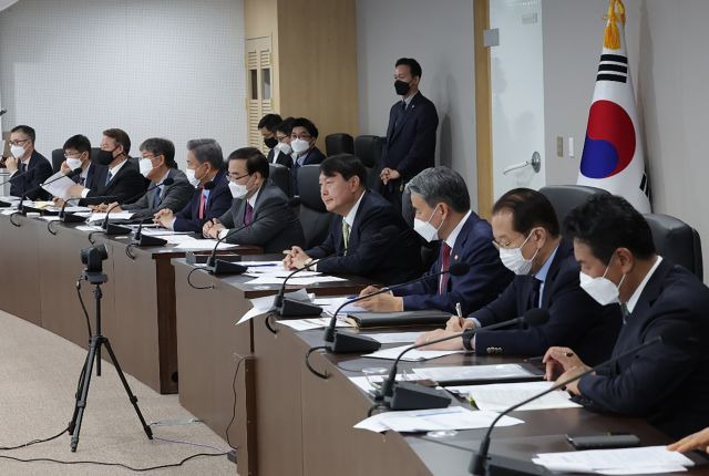 윤석열 대통령이 25일 오전 용산 대통령실 청사 지하의 국가위기관리센터에서 북한의 미사일 발사와 관련,  국가안전보장회의(NSC)를 주재하고 있다. 대통령실 제공