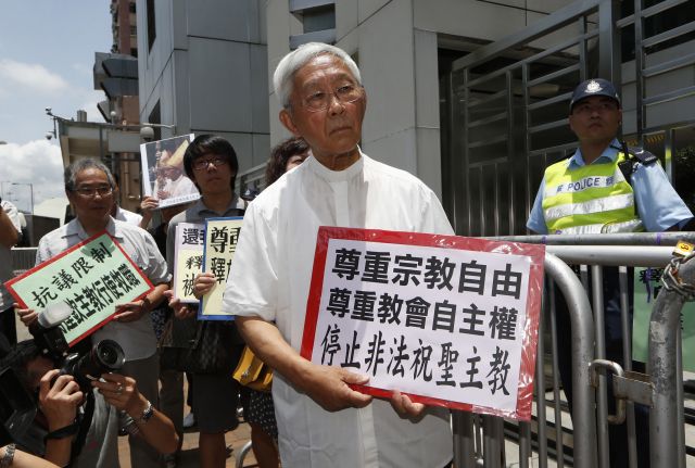 지난 11일 국가보안법상 외세와의 결탁 혐의로 체포됐다가 보석으로 풀려난 조셉 젠 홍콩 추기경. 사진은 젠 추기경이 2012년 7월 11일 홍콩에서 '종교의 자유를 존중하라'고 적힌 손팻말을 들고 시위하는 모습. AP연합뉴스