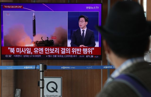 25일 서울역에서 시민들이 북한 미사일 발사 관련 뉴스를 보고 있다. 연합뉴스