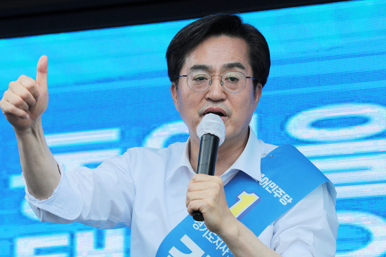 (구리=뉴스1) 조태형 기자 = 김동연 더불어민주당 경기도지사 후보가 24일 경기도 구리 돌다리 사거리에서 지지를 호소하고 있다. 2022.5.24/뉴스1