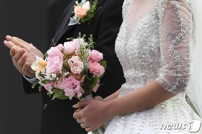 신랑신부가 축하공연을 관람하고 있다. 해당 사진은 기사내용과 무관 / 사진 = 뉴스1