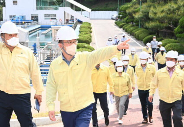 조청식 수원시장 권한대행과 간부 공직자들이 상수도사업소를 점검하고 있다. / 사진제공=수원시