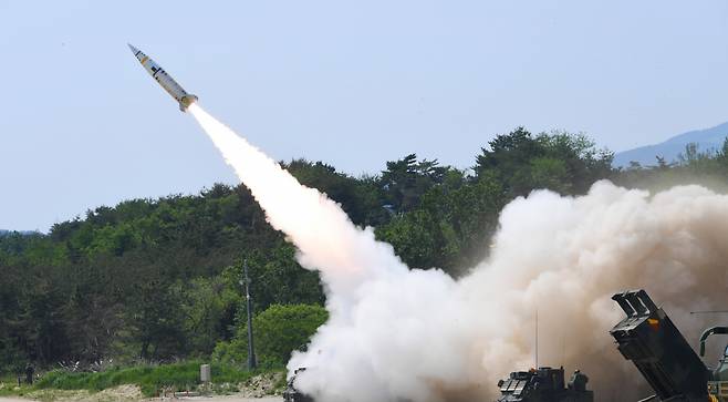 25일 합동참모본부가 이날 오전 동해상에서 한미연합 지대지 미사일 실사격 훈련을 했다고 밝혔다. 북한의 전략적 도발에 대한 한미 군 당국의 공동대응은 2017년 7월 이후 4년10개월 만이다. 사진은 미사일 발사 모습. [연합]