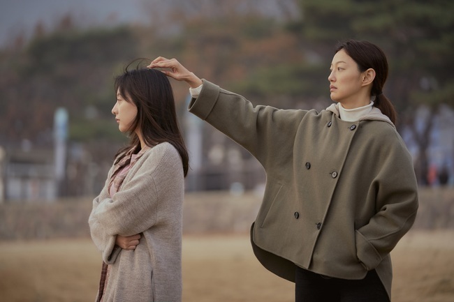 JTBCs Saturday Drama My Liberation Diary is about to end in the popular and loving atmosphere of viewers.My Liberation Diary is showing its true value every time.The 14th recent ratings were 6.5 percent in the Seoul metropolitan area and 6.1 percent nationwide (based on Nielsen Korea and paid households), which once again hit its highest.The topicality is also All Kill.According to Good Data Corporation, a TV topic analysis agency, My Liberation Diary kept the top spot for the third consecutive week in the drama TV topic, while Son Seokgu and Kim Ji-won showed popularity for the fourth consecutive week in the drama cast topic.The last 13 and 14 episodes have been a series of unforeseen events, raising the audiences immersion: the death of Mother and Sister was the biggest of them.When Kwak Hye-sook (Lee Kyung-sung), who was the center of the Family, left, the vacancy was clearly revealed.Since it was something no one had ever imagined, Sam Brother and Sister and Yeom Je-ho (Cheon Ho-Jin) had to endure hard times.But the pain of loss has also made a difference to the Family: your family, unlike before, relied on each other, understood each other, and endured a difficult time together.My Liberation Diary asked a lot of questions about life, drawing a picture of life that continued after loss.Family and the meaning of the house, the meaning of being alive, and the feminist movement in life, I talked deeply with various topics.The appearance of Mr. Koo (Son Seokgu), who visited the dissemination again, was impressive, and like the wild dogs caught in the capture frame, Mr. Koos life back in Seoul was like being trapped somewhere again.Feeling empty that is not filled, he went to the village with a meaning similar to home to him at the end of Samsik who wanted to go home.But Family, who always seemed to be there, had already dispersed.Feeling complex feelings in the changed landscape, Koo called my courage to Kim Ji-won, and the two who missed each other finally smiled brightly and the Slap.The photo, which was released on the day, contains 13 stories and 14 stories that had a hearty afternoon and warmth.After returning from her mothers funeral, Yeom Chang-hee (Lee Min Ki), who had been talking about her past with her friends, was an unforgettable scene.Lee Min Ki got a favorable response by releasing the sadness and the heartbreak of Yeom Chang-hee with realistic acting.The Family trip of Yeom Jae-ho and Sam Brother and Sister also made viewers eyes red.The seaside god, who has filled the change and affection of the Yeom Family, also warmed the hearts of the viewers.Lee Min Ki, Kim Ji-won, Lee El, Cheon Ho-Jins steam family moment rings deep in the public photos.Kim Ji-won and Lee El, who show smiles that resemble their own sisters, also double their warmth.The Slap ending of Yum Mi-jung and Koo is also an indispensable scene. The story of two people who have drawn a special love line is the most anticipated part.The conversation that followed the bright smile of Yum Mi-jung and Koo gave a thrill: the scene where only the couple can draw the name and introduce it like a lover who starts the first time.What end will the story of those who started again run toward?I wonder if the two will be able to meet Feminist movement together, and what meaning Yeom Mi-jung and Koo will remain to each other.