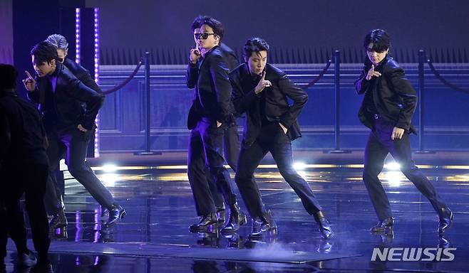 [라스베이거스=AP/뉴시스] 그룹 방탄소년단(BTS)이 3일(현지시간) 미 네바다주 라스베이거스의 MGM 그랜드 가든 아레나에서 열린 제64회 그래미 시상식에 참석해 '버터' 공연을 펼치고 있다. 2022.04.04.