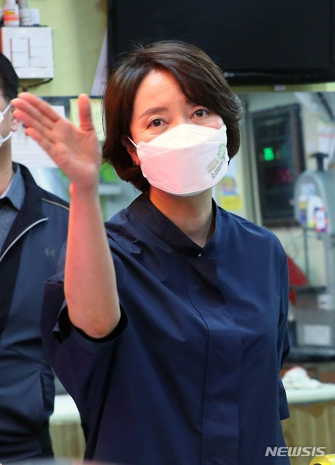 [서울=뉴시스] 배훈식 기자 = 취임 후 첫 현장점검에 나선 이영 중소벤처기업부 장관이 25일 오전 서울 종로구 통인시장을 찾아 상인과 대화하고 있다. 2022.05.25. dahora83@newsis.com