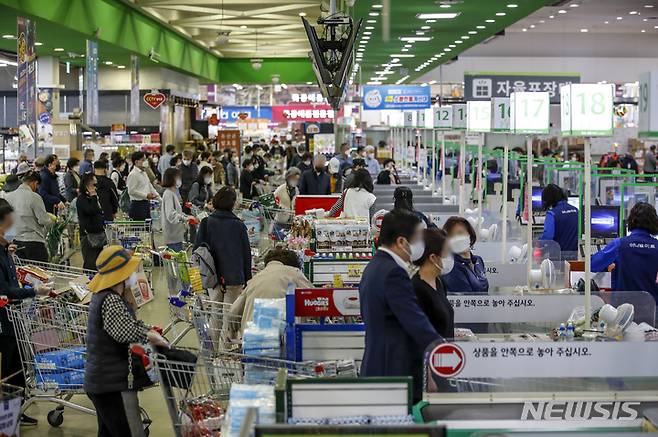 [서울=뉴시스] 정병혁 기자 = 21일 오전 서울 서초구 하나로마트 양재점을 찾은 시민들이 장을 보고 있다. jhope@newsis.com
