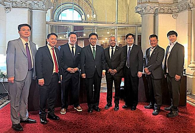 (왼쪽부터) 한국농수산식품유통공사 심화섭 뉴욕지사장, 찰스 윤 뉴욕한인회장, 론 킴 뉴욕주 하원의원, 한국농수산식품유통공사 김춘진 사장, 칼 헤이스티 뉴욕주의회 의장, 정병화 뉴욕총영사, 김영환 뉴욕한인회 이사장, 문준호 미동부한식세계화추진위원회장(사진=aT) *재판매 및 DB 금지