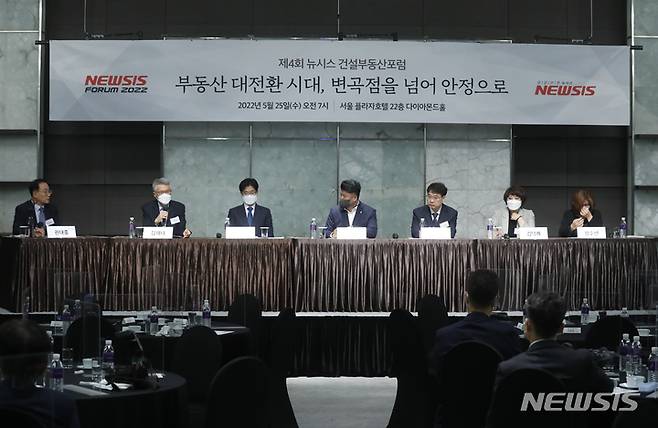 [서울=뉴시스] 고승민 기자 = 25일 서울 소공동 플라자호텔에서 뉴시스 주최로 열린 제4회 뉴시스 건설부동산 포럼 '부동산 대전환 시대, 변곡점을 넘어 안정으로' 세션2 '집값 안정을 위한 해법과 전망' 종합토론에서 김재태 서울벤처대학원대학 부동산학과 교수가 발언하고 있다. 왼쪽부터 좌장 권대중 명지대 부동산학과 교수, 김재태 교수, 이춘원 광운대 건설법무대학원장, 김선철 무궁화신탁 도시재생사업부문 대표, 김종필 세무사, 김덕례 주택산업연구원 주택정책연구실장, 정수연 제주대 경제학과 교수. 2022.05.25. kkssmm99@newsis.com