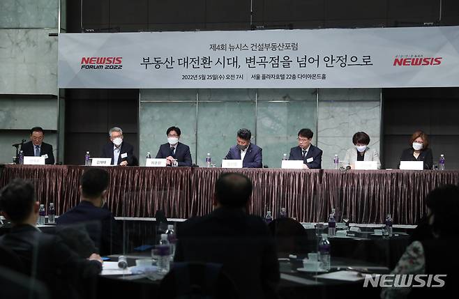 [서울=뉴시스] 고승민 기자 = 25일 서울 소공동 플라자호텔에서 뉴시스 주최로 열린 제4회 뉴시스 건설부동산 포럼 '부동산 대전환 시대, 변곡점을 넘어 안정으로' 세션2 '집값 안정을 위한 해법과 전망' 종합토론에서 이춘원 광운대 건설법무대학원장이 발언하고 있다. 왼쪽부터 좌장 권대중 명지대 부동산학과 교수, 김재태 서울벤처대학원대학 부동산학과 교수, 이춘원 원장, 김선철 무궁화신탁 도시재생사업부문 대표, 김종필 세무사, 김덕례 주택산업연구원 주택정책연구실장, 정수연 제주대 경제학과 교수. 2022.05.25. kkssmm99@newsis.com