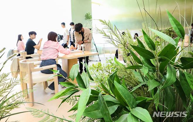 [서울=뉴시스] 권창회 기자 = 농심과 풀무원이 나란히 비건 레스토랑을 오픈했다. 가치소비 트렌드와 함께 국내에 '비건 열풍'이 불고 있는 가운데, 양사는 각기 다른 전략으로 젊은 비건층을 공략한다는 계획이다. 사진은 25일 오후 서울 송파구 롯데월드몰 내 농심의 비건 레스토랑인 '포리스트 키친' 모습.  2022.05.25. kch0523@newsis.com