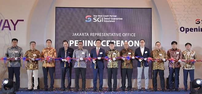 [서울=뉴시스]25일 인도네시아 자카르타에서 열린 SGI서울보증 자카르타 대표사무소 개소식에서 유광열 SGI서울보증 대표이사(왼쪽에서 일곱 번째), 박태성 주인도네시아 대한민국대사관 대사(왼쪽에서 여섯 번째), 윤병원 한아세안금융협력센터 센터장(왼쪽에서 세 번째)을 비롯한 현지 기업과 금융권 인사들이 기념촬영을 하고 있다.(사진=SGI서울보증 제공)2022.05.25 photo@newsis.com *재판매 및 DB 금지