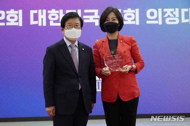 [서울=뉴시스]허은아 국민의힘 의원은 25일 서울 여의도 국회에서 제2회 국회의정대상 입법활동부문 우수의원상을 수상했다. 시상자 박병석 국회의장과 허 의원.(사진=허은아 의원 페이스북)