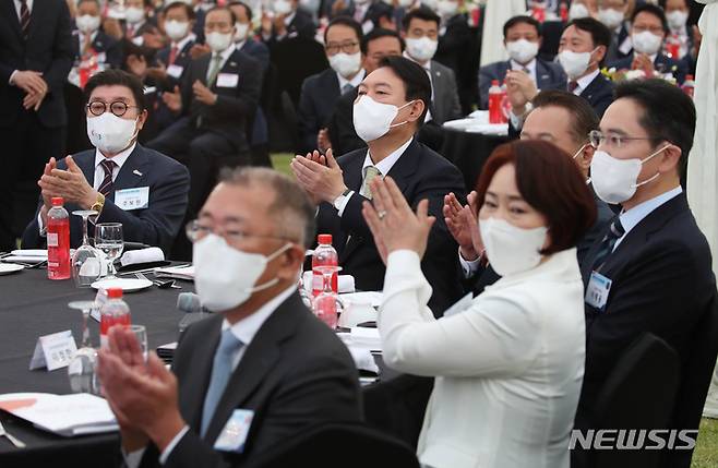 [서울=뉴시스] 전신 기자 = 윤석열 대통령이 25일 서울 용산 대통령실 청사 앞 잔디광장에서 열린 2022 대한민국 중소기업인대회에서 김기문 중소기업중앙회장의 개회사에 박수 보내고 있다. 2022.05.25. photo1006@newsis.com