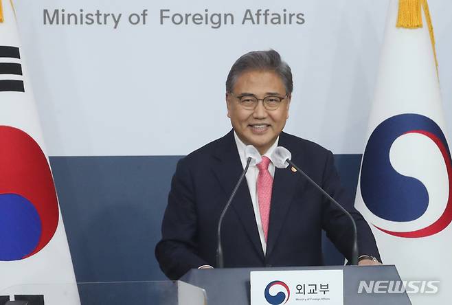 [서울=뉴시스] 김명원 기자 = 박진 외교부 장관이 23일 서울 종로구 외교부에서 한미정상회담 결과 브리핑을 하고 있다. 2022.05.23. kmx1105@newsis.com