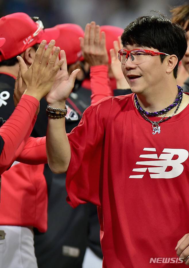 [대구=뉴시스] 이무열 기자 = 25일 오후 대구 수성구 삼성라이온즈파크에서 열린 2022 신한은행 SOL KBO리그 KIA 타이거즈와 삼성 라이온즈의 경기, KIA 양현종과 선수들이 11-5로 승리한 후 하이파이브를 하고 있다. 2022.05.25. lmy@newsis.com