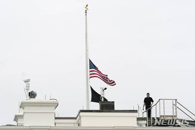 [워싱턴=AP/뉴시스]24일(현지시간) 텍사스 초등학교 총격 희생자 애도를 위해 미국 백악관에 조기가 게양된 모습. 2022.05.25.