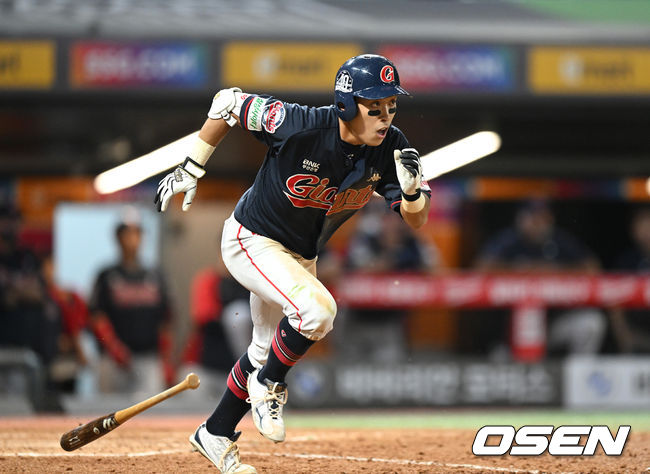 [OSEN=인천, 이대선 기자] 24일 오후 인천 SSG 랜더스필드에서 '2022 신한은행 SOL KBO 리그' SSG 랜더스와 롯데 자이언츠의 경기가 열렸다.8회초 1사에서 롯데 황성빈이 우전안타를 치고 그라운드를 달리고 있다. 2022.05.24 /sunday@osen.co.kr