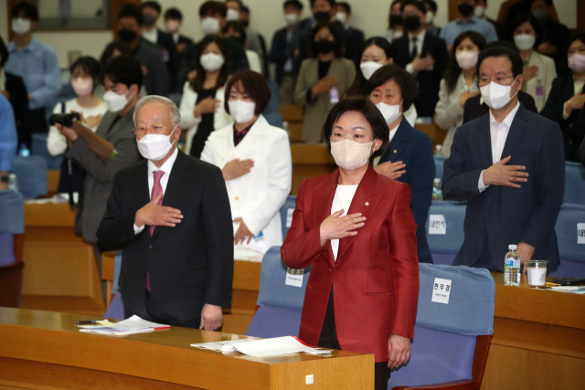 한무경 국민의힘 의원(앞줄 오른쪽)과 손경식 한국경영자총협회 회장이 11일 국회 의원회관에서 열린 '근로시간 유연성 개선, 어떻게 해야하나?' 토론회에서 국기에 경례하고 있다./권욱 기자