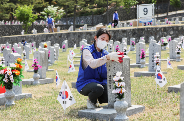 효성 직원이 25일 국립서울현충원에서 묘역정화 활동을 하고 있다. 사진제공=효성