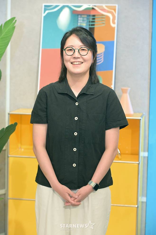 조민지 PD가 25일 오후 온라인 생중계로 진행된 KBS 2TV 새 예능 '요즘 것들이 수상해' 제작발표회에 참석해 포즈를 취하고 있다. 자신만의 꽃길을 찾아 나선 수상한 '요즘것들'의 관찰일기 '요즘 것들이 수상해'는 오늘(25일) 첫 방송된다. /사진제공=KBS 2022.05.25 /사진=이동훈 기자 photoguy@