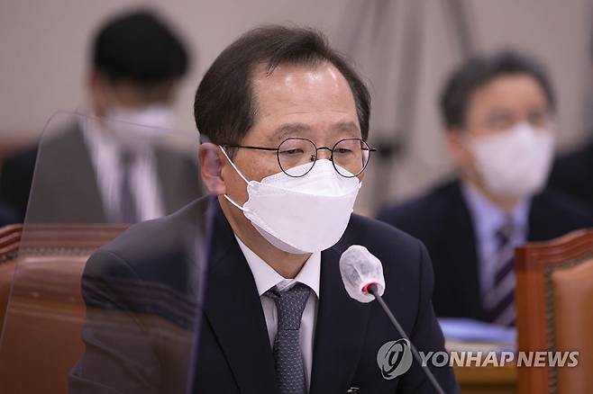 질의 듣는 조승환 후보자 (서울=연합뉴스) 백승렬 기자 = 조승환 해양수산부 장관 후보자가 4일 국회에서 열린 인사청문회에서 의원들의 질의를 듣고 있다. 2022.5.4 [국회사진기자단] srbaek@yna.co.kr