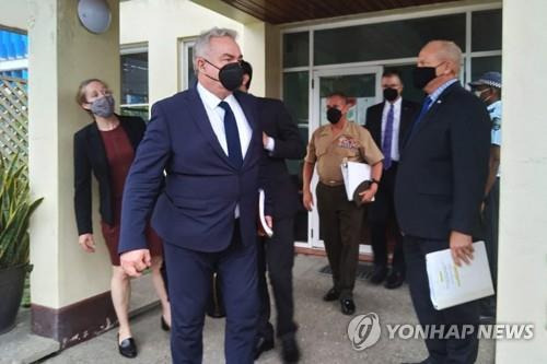 솔로몬제도 정부와 면담 후 청사서 나가는 커트 캠벨 [AFP 연합뉴스 자료사진. DB 및 재판매 금지]