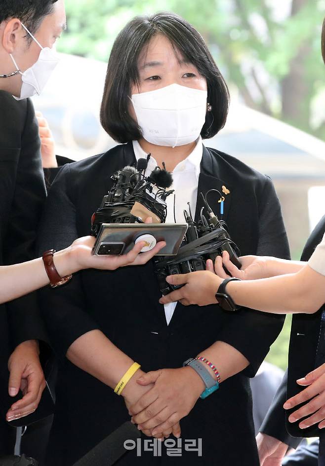 정의기억연대(옛 한국정신대문제대책협의회) 후원금 유용 혐의 등으로 기소된 윤미향 무소속 의원이 2021년 8월 11일 오후 마포구 서울서부지방법원에서 열린 첫 공판에 출석하고 있다.(사진=이데일리 방인권 기자)