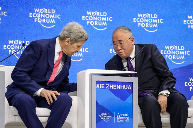 존 케리 미국 기후특사(왼쪽)와 셰전화 중국 기후특사(사진=AFP)