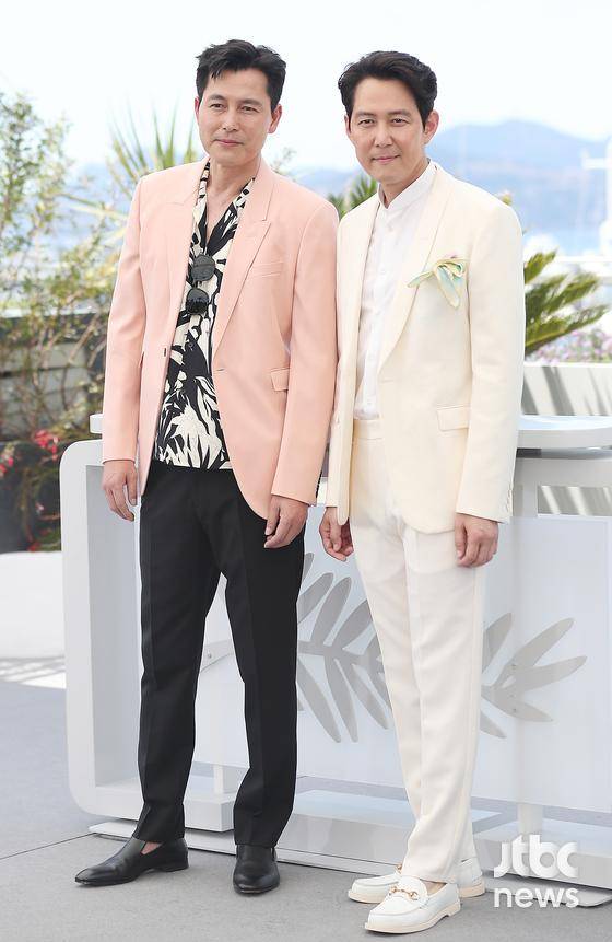 제75회 칸영화제(Cannes Film Festival) 미드나잇 스크리닝 부문에 공식 초청된 영화 '헌트'의 이정재 감독과 정우성이 19일(현지시간) 팔레 드 페스티벌(Palais des Festival)에서 진행된 포토콜에 참여했다. | 칸(프랑스) 박세완 기자 park.sewan@joongang.co.kr 〈사진=JTBC엔터뉴스〉