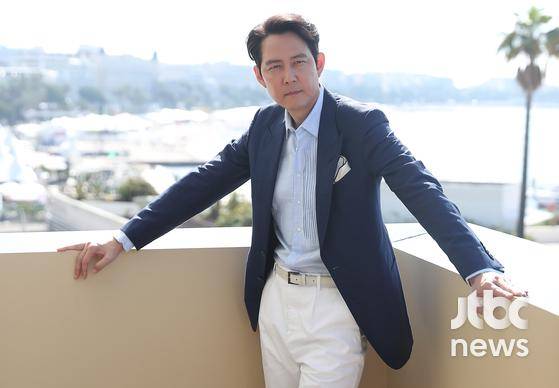 제75회 칸영화제(Cannes Film Festival) 미드나잇 스크리닝 부문에 공식 초청된 영화 '헌트'의 감독 겸 배우 이정재가 팔레 드 페스티벌(Palais des Festival) 4층 Terrasse du Festival에서 국내 매체와 인터뷰를 진행했다. | 칸(프랑스)=박세완 기자 park.sewan@joongang.co.kr 〈사진=JTBC엔터뉴스〉