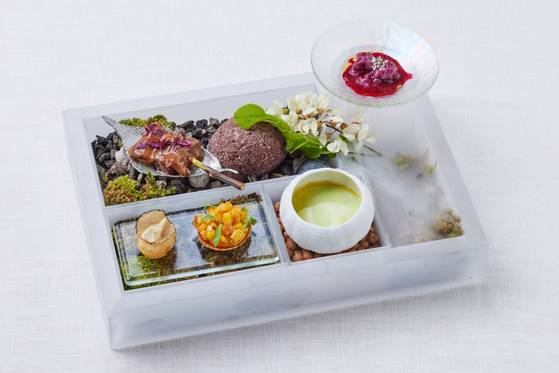 농심의 비건 레스토랑인 '포리스트 키친'에서 선보이는 코스 요리 가운데 전채 요리인 '작은 숲'. 〈사진=농심〉